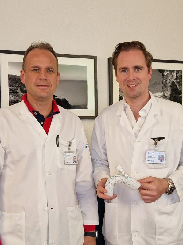 Die beiden Operateure Prof. Dr. med. Alexander Zimmermann und PD Dr. med. Benedikt Reutersberg mit der Aortenprothese.