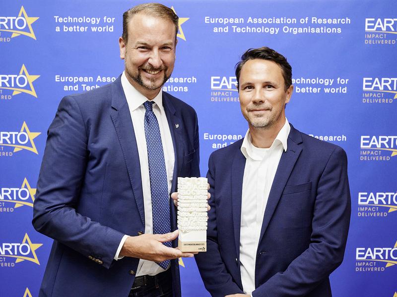 Prof. Dr.-Ing. Manfred Renner und Nils Mölders nahmen den Preis stellvertretend für das Team in Brüssel entgegen.