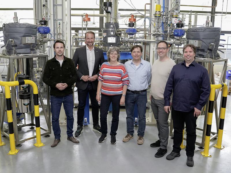 Das Preiträgerteam v.l.: Nils Mölders, Prof. Dr.-Ing. Manfred Renner, Dr. rer. nat. Eva Schieferstein, Damian Hintemann, Dr. Michael Prokein und Andreas Sengespeick.