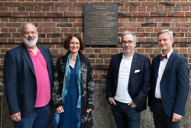 Von l.n.r. Prof. Jan J. Weigand, Kirsten Vincenz, Jan Gerken und Dr. Andreas Handschuh vor der Gedenktafel am König-Bau.