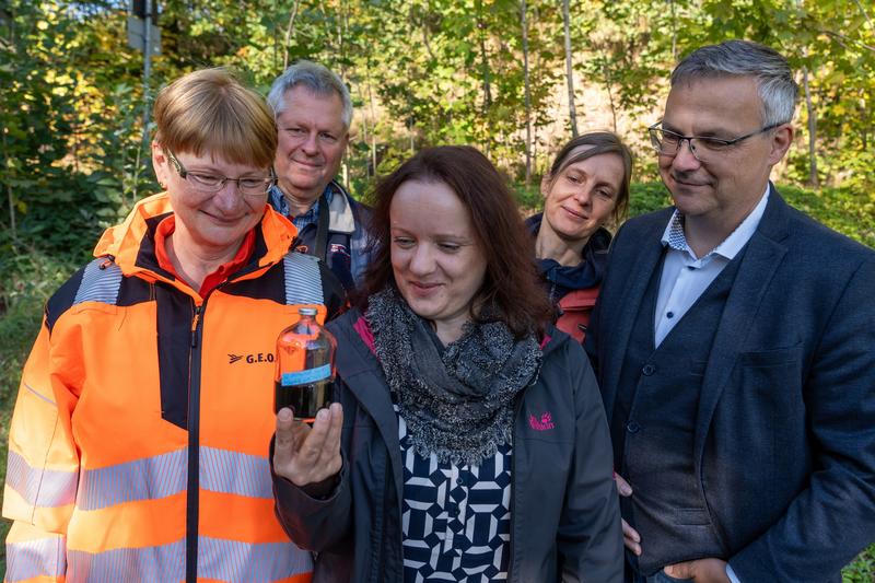 Projektbeteiligte beim Start des Forschungsprojekts an der Halde Hammerberg bei Freiberg (Sachsen). 