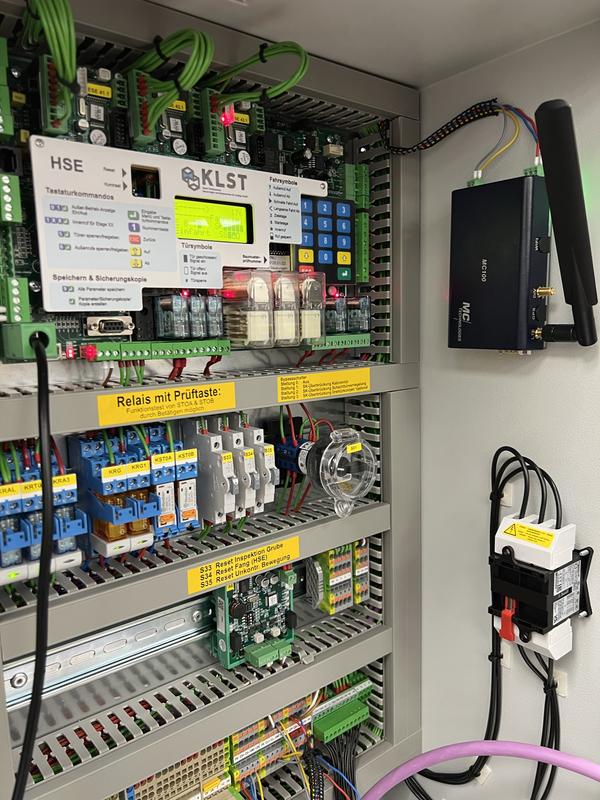 Aufzugssteuerung der Detlef Klinkhammer GmbH, mit der im Projekt AnKI der HSRM ein neuartiges assistiertes Aufzugswartungsverfahren entwickelt wird