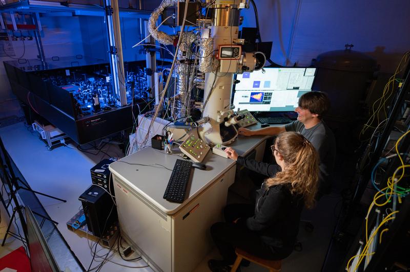 Zwei Forschende aus dem Team von Claus Ropers arbeiten an einem ultraschnellen Transmissions-Elektronenmikroskop, kurz UTEM.
