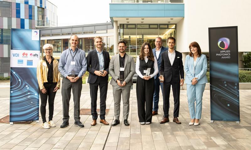 The winners of the Award with Prof. Kaysser-Pyzalla (left), Prof. Andreas Tünnermann (second row) and Dr. Katja Böhler (right).
