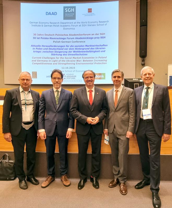 (v.l.) Prof. Dr. Stefan Rammert, Prof. Dr. Daniel Schunk, JGU-Vizepräsident Prof. Dr. Stephan Jolie, Prof. Dr. Philipp Harms und Prof. Dr. Roland Euler bei der Feierstunde anlässlich des 30-jährigen Bestehens des Deutsch-Polnischen Akademikerforums