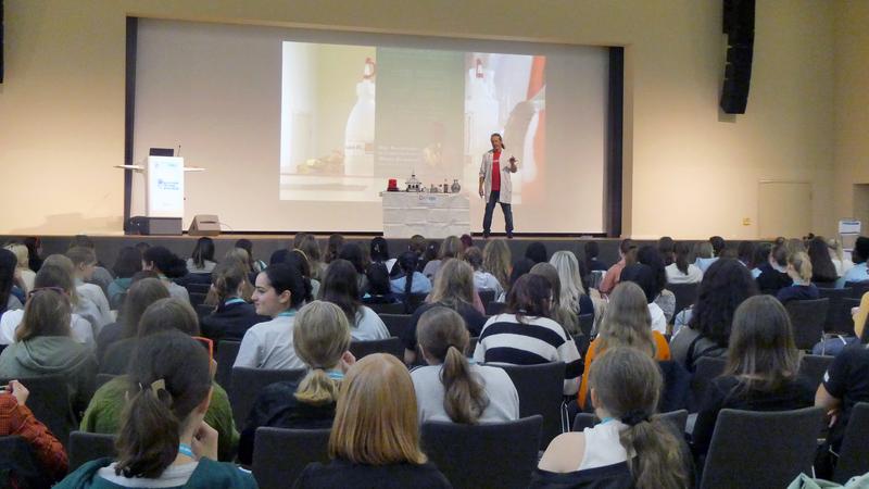 Zaubershow beim 8. Mädchen-Technik-Kongress in Berlin Adlershof