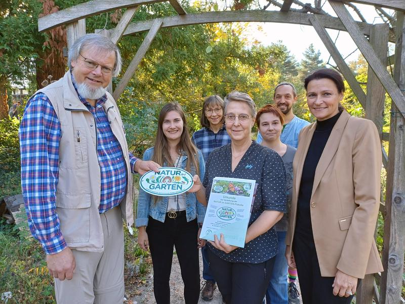 Natur im Garten: Harald Schäfer (l.) überreichte Prof. Dorothee Benkowitz (M.) Urkunde und Plakette. PHKA-Prorektorin Prof. Annette Worth (r.) gratulierte zur Auszeichnung. 