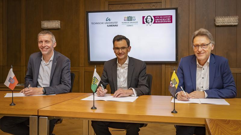 Prof. Dr. Kai-Uwe Sattler (v. l.), Präsident der TU Ilmenau, Prof. Dr. Gerd Strohmeier (Mitte), Rektor der TU Chemnitz, und Prof. Dr. Jens Strackeljan, Rektor der Otto-von-Guericke-Universität Magdeburg, unterzeichneten die neue Rahmenvereinbarung.