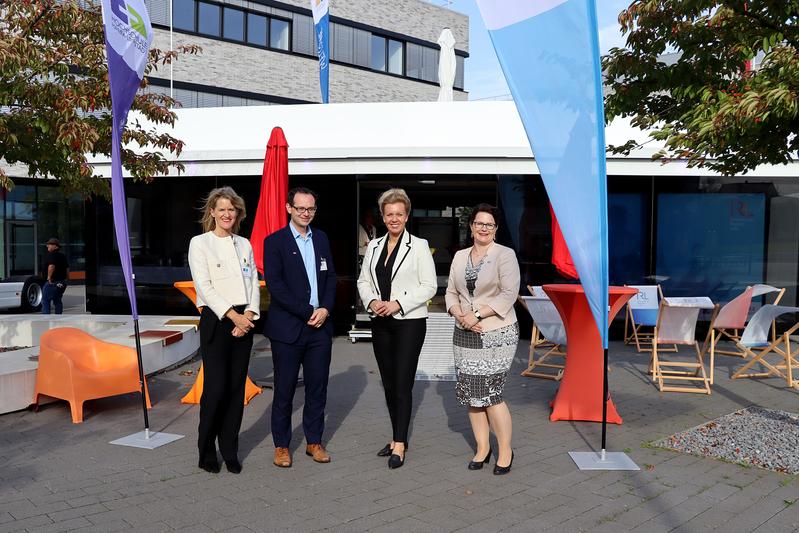 NRW-Wissenschaftsministerin Ina Brandes (2. v. r.) wurde am Campus Lippstadt von HSHL-Präsidentin Prof. Dr.-Ing. Kira Kastell (r.), Kanzlerin Sandra Schlösser (l.) und Vizepräsident Forschung und Transfer Prof. Dr.-Ing. Klaus Pantke (2. v. l.) begrüßt 