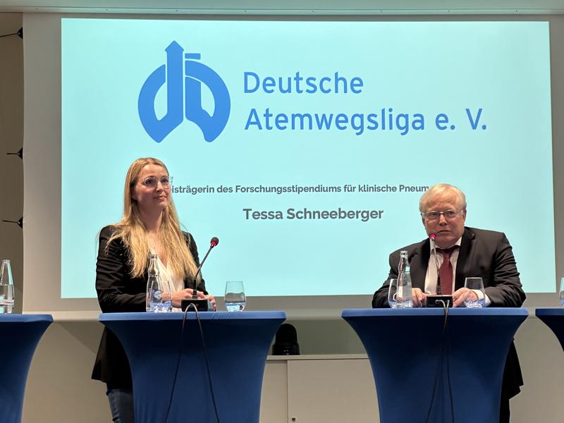 Vergabe des Forschungsstipendiums für klinische Pneumologie, (v. l.) Tessa Schneeberger, Prof. Heinrich Worth, Fürth, stellv. Vorsitzender der Deutschen Atemwegsliga