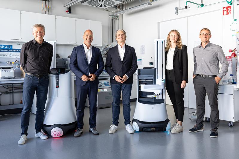 (V. l. n. r.:) Andreas Traube, Leiter der Abteilung Laborautomatisierung und Bioproduktionstechnik, Prof. Thomas Bauernhansl, Institutsleiter, beide Fraunhofer IPA, Thomas Linkenheil, Co-CEO, Sarah Ostertag und Tobias Brode, alle URG. 