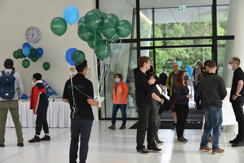 Besucher am Max-Planck-Institut für die Physik des Lichts zur Langen Nacht.