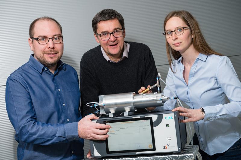 Zwei Jahre in Folge gehen in das Team von Prof. Andreas Schütze (Mitte) Eduard-Martin-Preise für herausragende Doktorarbeiten zu neuartigen Gassensorsystemen: Nach Dr. Caroline Schultealbert (r.) wird in diesem Jahr Dr. Tobias Baur (l.) ausgezeichnet.