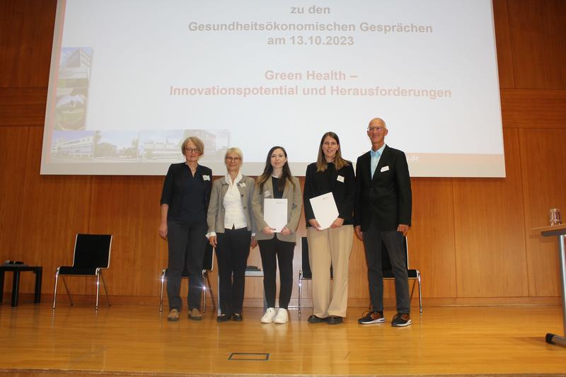 Die Preisträgerinnen 2023 des Fördervereins Gesundheitsökonomie Vanessa Gergereder und Saskia Staiger umrahmt von Prof. Dr. Elke Raum und Prof. Dr. Eveline Häusler sowie Rüdiger Burkhard 