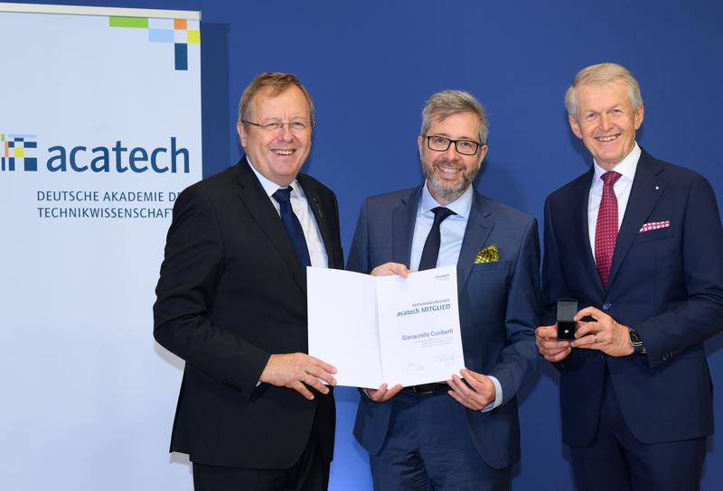 Prof. Gianaurelio Cuniberti (center) appointed as member of the German National Academy of Science and Engineering (acatech) on October 10, 2023, by the presidents of the academy, Prof. Jan Wörner (left) und Prof. Thomas Weber (right).
