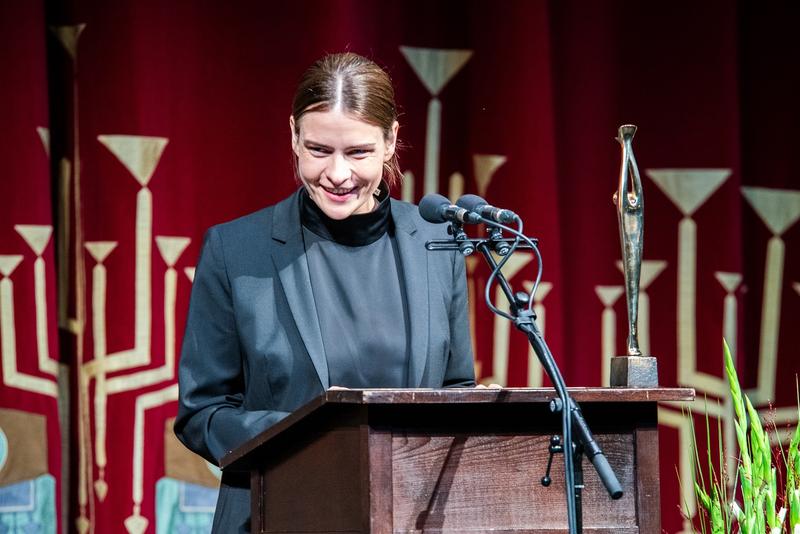 Die BTU-Preisträgerin Dr.-Ing. Daniela Schob während ihrer Dankesrede 