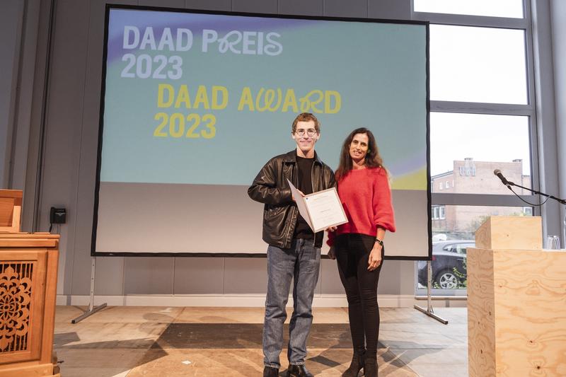 Der DAAD-Preis für hervorragende Leistungen internationaler Studierender wurde von Prof. Dr. Mirjam Boggasch, Rektorin der HfK Bremen, an Andrii Smirnov verliehen. 