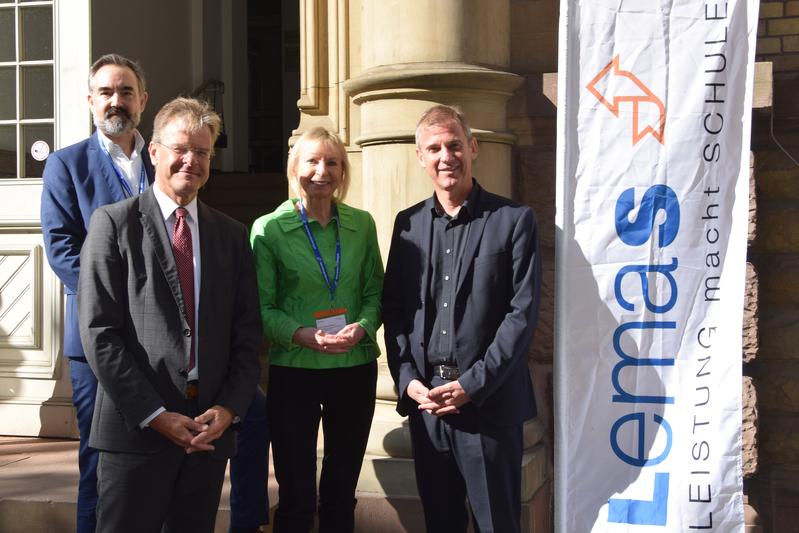 Jan A. Wohlgemuth, Prof. Dr. Thomas Riecke-Baulecke, Prof. Dr. Gabriele Weigand und Daniel Hager-Mann (v.l.n.r.) vor dem Johann-Gottlieb-Tulla-Hörsaal des Karlsruher Instituts für Technologie (KIT).