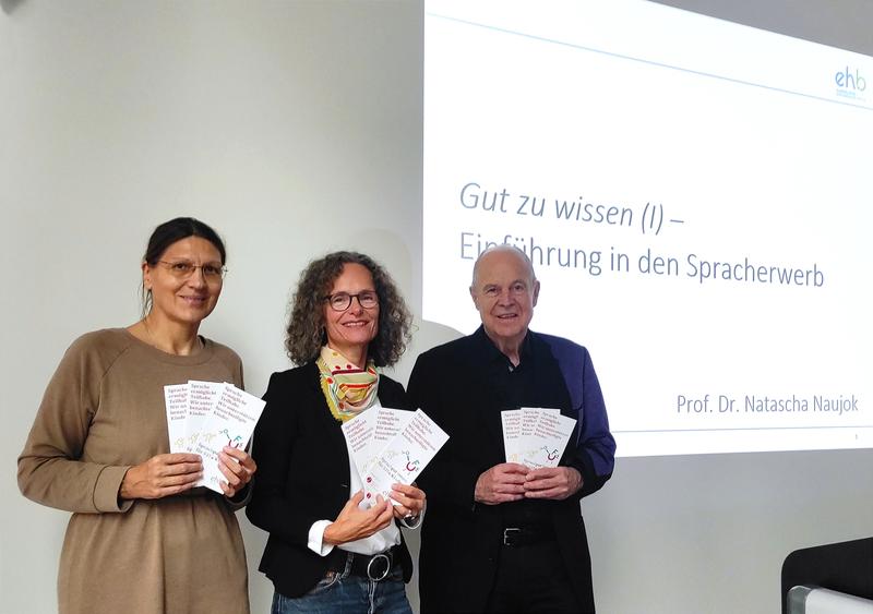 Prof.in Dr. Natascha Naujok, EHB (Mitte) zusammen mit Prof.in Natalia Gagarina (ZAS/BIVEM) und Prof. Dr. Matthias Bräutigam (Vorsitzender des Vereins Sprachpat*innen e.V.) auf der "Gut zu Wissen" Fortbildung am 9. Oktober 2023