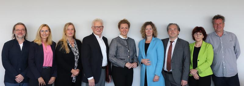 Ina Brandes, Ministerin für Kultur und Wissenschaft des Landes Nordrhein-Westfalen (Mitte), übergab am 18. Oktober den Mitgliedern des neuen Hochschulrates der Hochschule Düsseldorf ihre Ernennungsurkunden. 