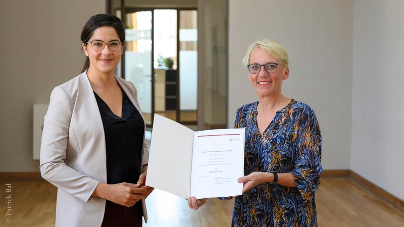 Übergabe der Ernennungsurkunde an Magdalene Weileder (links) durch die Präsidentin der TU Darmstadt Tanja Brühl (rechts)