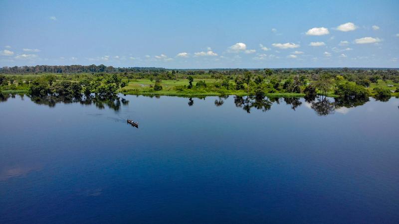 Wirkt durch die Spiegelung des Himmels gar nicht so schwarz: Ruki-​Fluss, einer der dunkelsten Schwarzwasserströme der Welt.