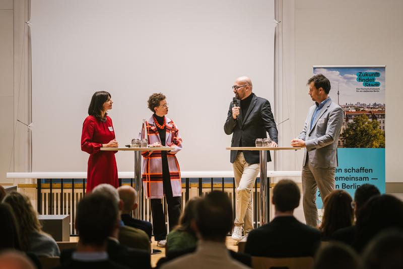 Auf dem Podium: Staatssekretärin Britta Behrendt, HTW-Vizepräsidentin Stefanie Molthagen-Schnöring, Staatssekretär Michael Biel, Staatssekretär Henry Marx © HTW Berlin/Alexander Rentsch