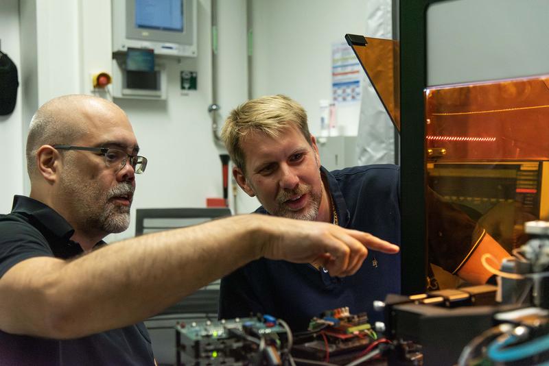 Prof. Jochen Guck (l.) and Dr. Jens Langjürgen (r.) inspect the setup of the AutoRAPID project.