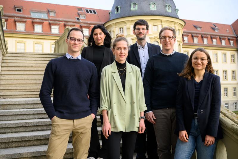 Das CoVacSer-Studienteam am UKW (v.l.n.r.): Dr. Alexander Gabel, Julia Reusch, Juliane Mees, Dr. Manuel Krone, Dr. Nils Petri, Isabell Wagenhäuser.