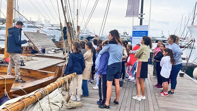 Anschaulicher kann Geschichtsunterricht kaum sein: Schülerinnen und Schüler aus Cannes besuchten die Bissula und ihre Crew im Hafen von Cannes. 