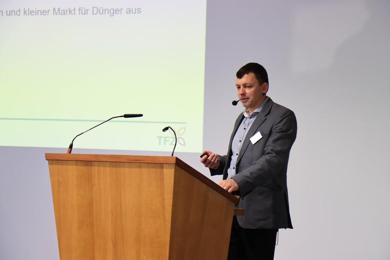 Dr. Hans Bachmaier referierte auf der ersten bayerischen Fachtagung zur Nutzung von Holzasche. Durch die Ascheverwertung lassen sich Treibhausgase einsparen und Ressourcen schonen.