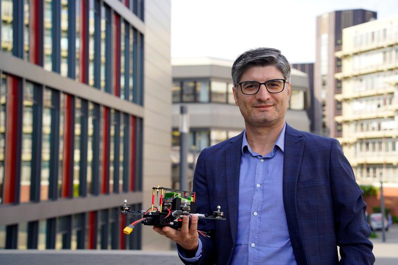 Prof. Dr. Erdal Kayacan von der Universität Paderborn will mit seiner Fachgruppe „Regelungs- und Automatisierungstechnik“ dazu beitragen, dass Flugroboter sich zukünftig eigenständig an ihre jeweilige Aufgabe und Umgebung anpassen.