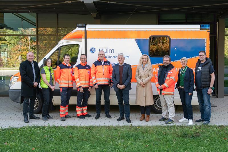 Freuen sich über die neue Aufgabe des Rettungswagens (v. l.): Prof. Tobias M. Böckers, Astrid Horneffer, Mike Müller, Tobias Zoller, David Richter, Prof. Thomas Wirth, Prof. Bettina Jungwirth, Prof. Claus-Martin Muth, Dr. Claudia Grab-Kroll, Guido Stuch