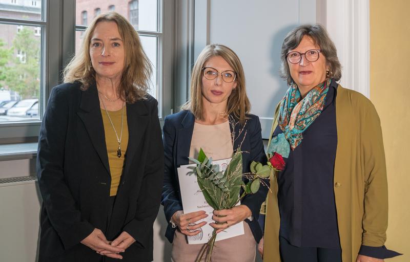 Verleihung der Förderung Käthe-Kluth-Nachwuchsgruppe (v.l.n.r. Prof. Dr. Annelie Ramsbrock, Dr. Giovanna Caruso, Ruth Terodde) © Jan Meßerschmidt, 2023