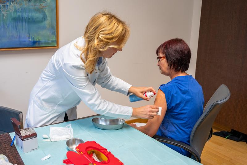Das Uniklinikum Dresden plädiert dafür, dass sich Mitarbeitende gegen Influenza impfen lassen. Damit soll verhindert werden, dass Personal aufgrund von Grippeerkrankungen in Größenordnungen ausfällt.