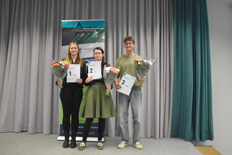 Die Preisträgerinnen Lisa Tewes und Josephine Schötz (v. l.) sowie der Preisträger Frederik Huhn der vom Förderkreis der EAH Jena gestifteten Preise des studentischen Posterwettbewerbs
