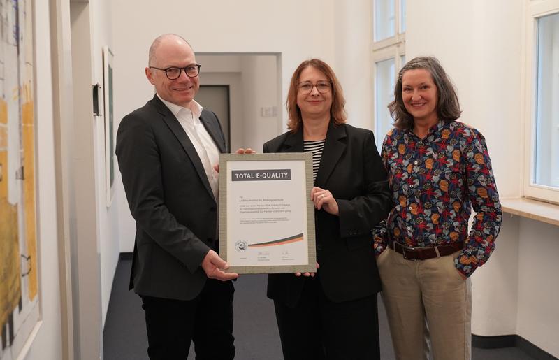 Dr. Stefan Echinger, Dr. Franziska Fellenberg, Eva Akins with the new TEQ certificate