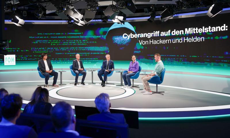 Expertenrunde in den FOM TV-Studios: Aufklärung zu Hackerangriffen und Cybersecurity