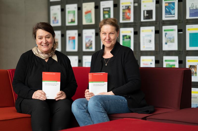 Prof. Dr. Andrea Schmelz und Prof. Dr. Claudia Lohrenscheit stellen das neue Fachbuch „Internationale Soziale Arbeit und soziale Bewegungen" vor.