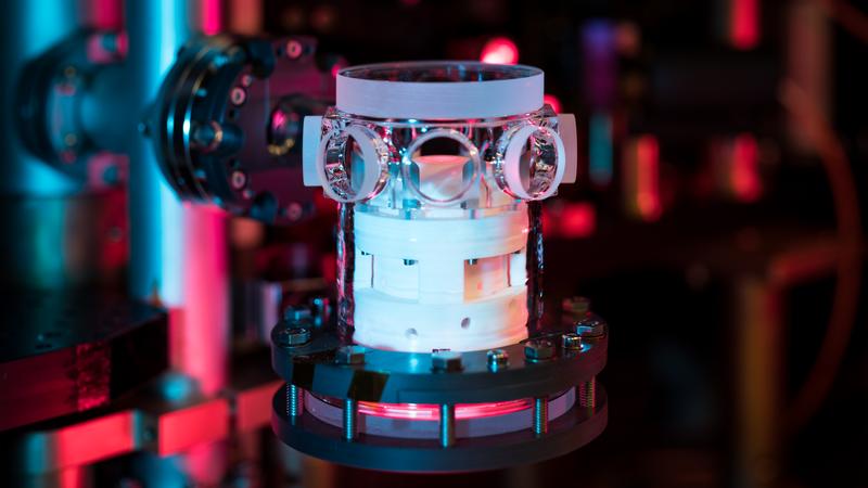 Das Quantengas-Mikroskop ähnelt einem Schiff im Glas: Vakuumkammer und Linse befinden sich in einer Glaszelle, mit Lasern wird in der Kammer ein Lichtkristall erzeugt. 