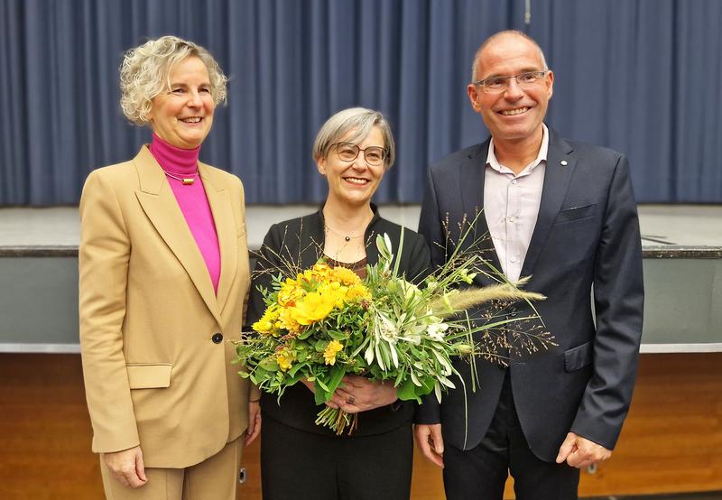 Die ersten Gratulanten: Hochschulratsvorsitzende Univ.-Prof. Dr. Marion A. Weissenberger-Eibl (l.) und Vorgänger Prof. Dr. Frank Artinger mit der neu gewählten Rektorin der HKA Prof. Dr. Rose Marie Beck