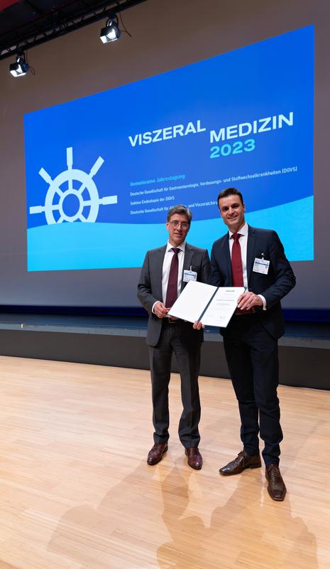  (v. l.) Prof. Dr. Martin Götz, Vorsitzender der Sektion Endoskopie 2023 der DGVS, und Dr. Richard Knoop, Oberarzt in der Klinik für Gastroenterologie, gastrointestinale Onkologie und Endokrinologie der UMG, bei der Preisverleihung der DGVS in Hamburg. 