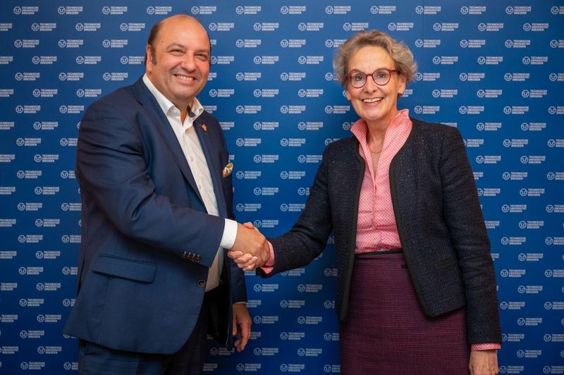 Dr. Manfred Horstmann, Managing Director of GlobalFoundries Dresden and TUD Rector Prof. Ursula M. Staudinger