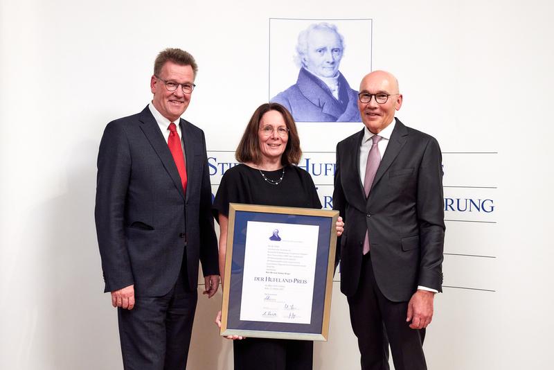 Der Universitätsrektor Prof. Dr. Johannes Wessels (l.) reiste eigens mit nach Köln, um den frischgebackenen Hufeland-Preisträgern Prof. Dr. Stefanie Weigel und Prof. Dr. Walter Heindel noch während des Festaktes zu gratulieren.