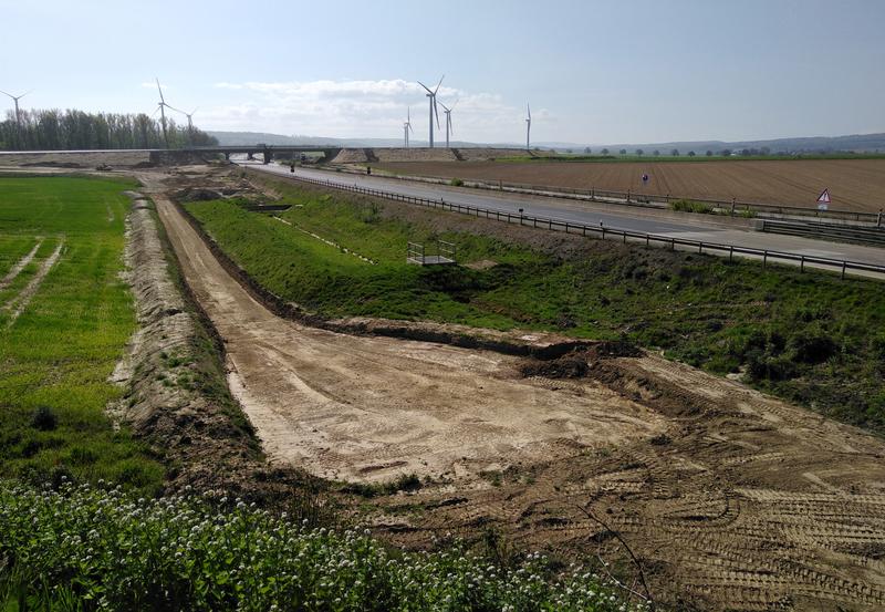 Landverbrauch durch Verkehrswegebau: Straßenarbeiten am Autobahndreieck Salzgitter, Niedersachsen. 