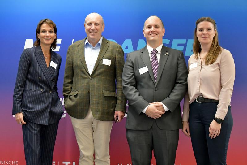 Prof. Dr. Susanne Rägle (l.) sowie Dr. Jesús Pineda (2.v.r) und Sophia Böcher (r.) von der neuen Abteilung HoST freuten sich, Dirk Pollert, Hauptgeschäftsführer von Hessenmetall, anlässlich des neuen Formats „TransferXchange“ begrüßen zu können.