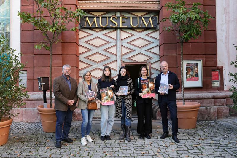 Bei der Eröffnung der Ausstellung „KinderBilder“ (v.l.): Dozent Erich Schneider, die Studentinnen Alexandra Rumpel, Martha Narang, Julia Langweg und Nadezhda Odobesko, Museumsdirektor Jörg Meißner. 