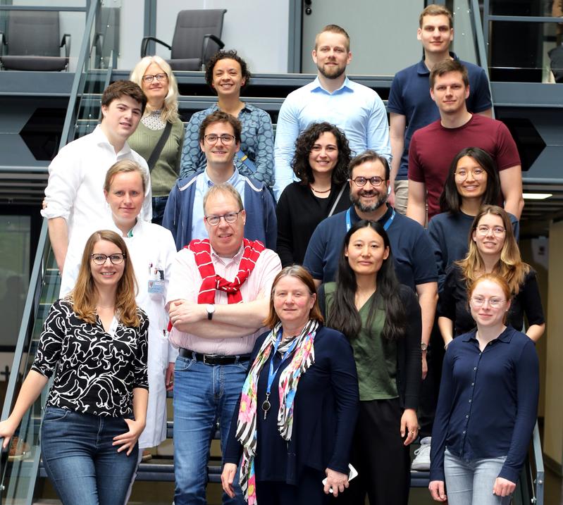 Forscher*innen des CANACO-Projekts beim Kick-off Meeting in Göttingen im Mai 2023 mit Projektkoordinatorin Prof. Frauke Alves, (1. Reihe, Mitte, von links Projektleiter*innen: Prof. Susanne Kossatz, PD Dr. Dr. Lena-Christin Conradi, Prof. Claus Feldmann) 