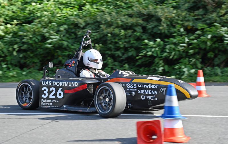 Der Rennwagen „Rhino 2“ des Race-Ing. Teams der Fachhochschule Dortmund in Aktion auf der Piste des Forschungs- und Technologiezentrums LaSiSe. 