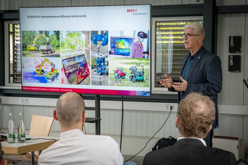 ROBDEKON-Sprecher Prof. Jürgen Beyerer, der Leiter des Fraunhofer IOSB, stimmt die Gäste auf die ROBDEKON-Demonstrationsveranstaltung ein.